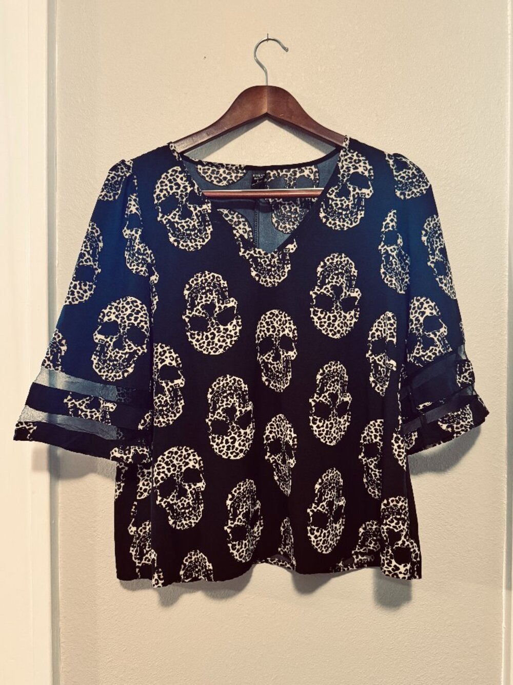 Emery Rose Leopard Print Skull Blouse Size Small Mesh Mesh Sleeve Detail V-Neck